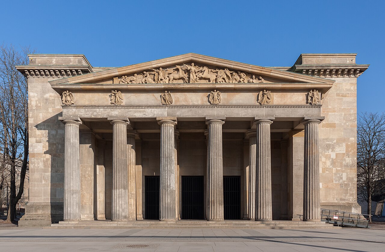 Die Neue Wache mit ihren dorischen Säulen Unter den Linden