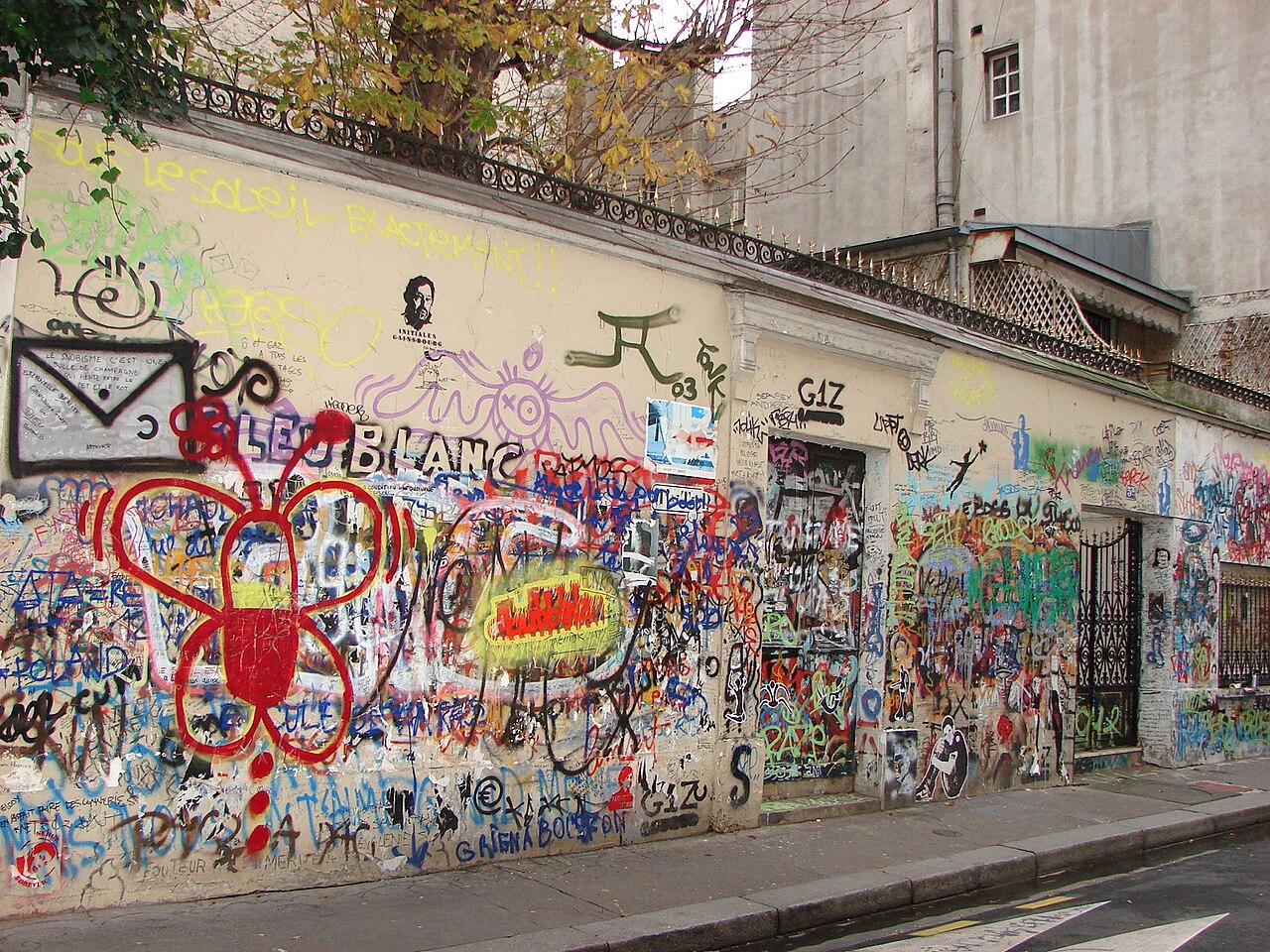 De muur in de rue de Verneuil