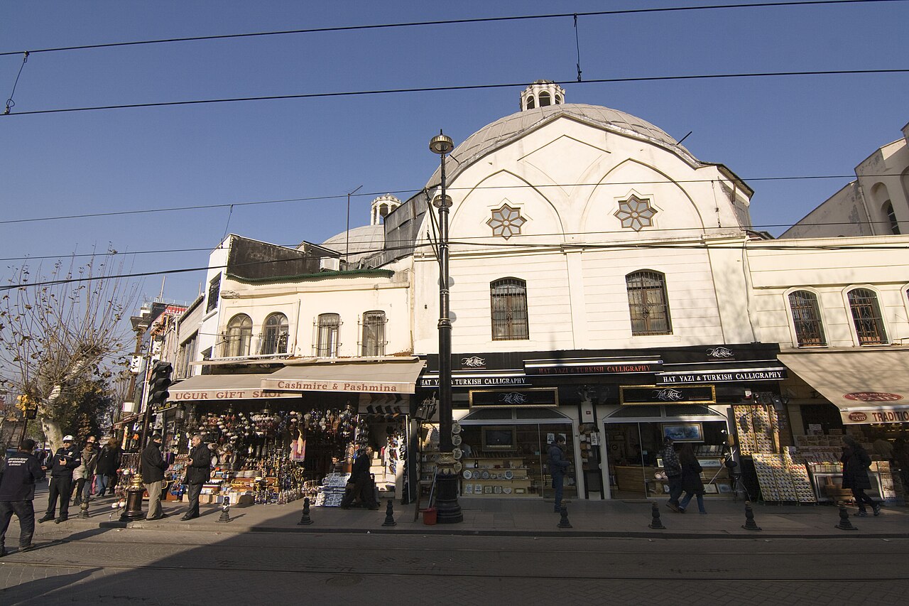La façade du hammam Çemberlitaş sur Divanyolu, au bord de la ligne de tram