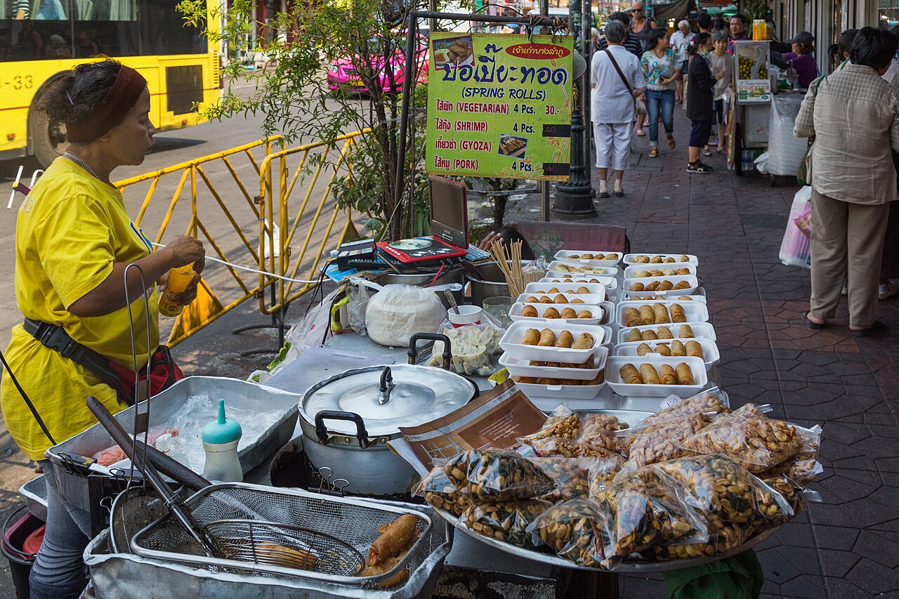 Stand de cuisine de rue dans la rue Chakrabongse à Bangkok