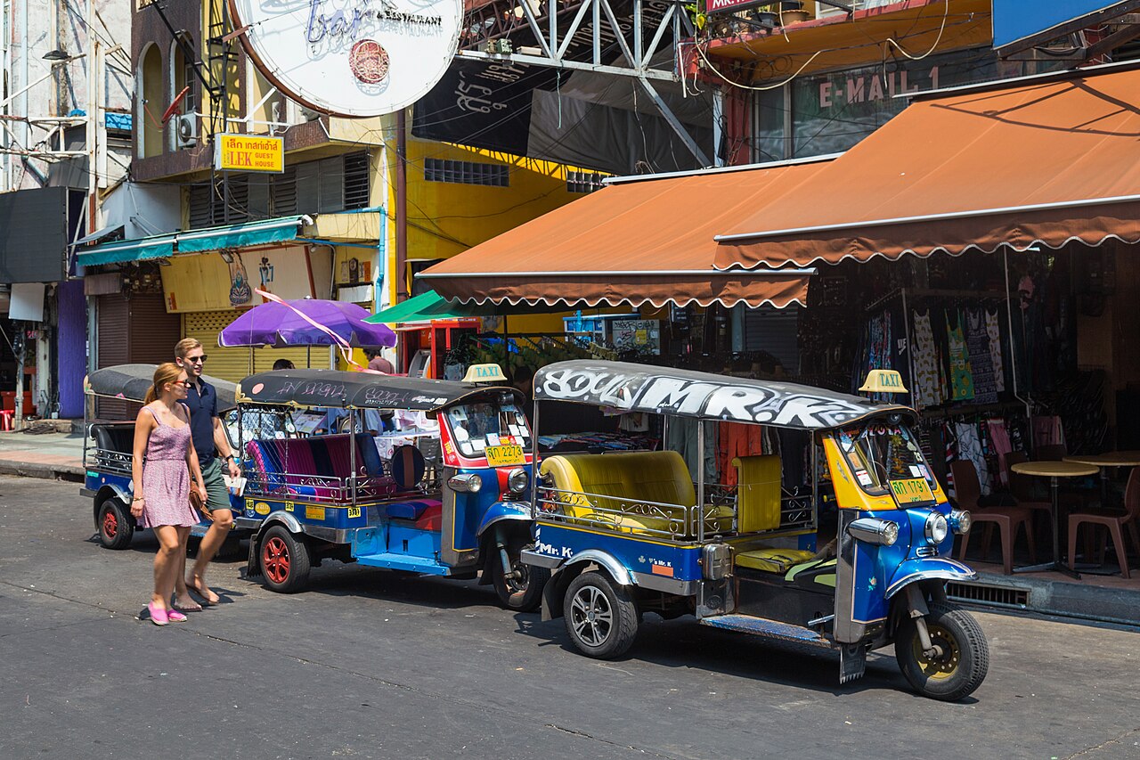 Tuk-tuks garés sur Khao San Road