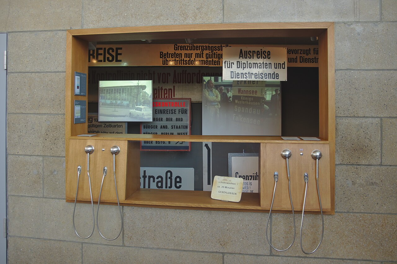 Tränenpalast (Palace of Tears): the Friedrichstraße border crossing, free museum in Berlin