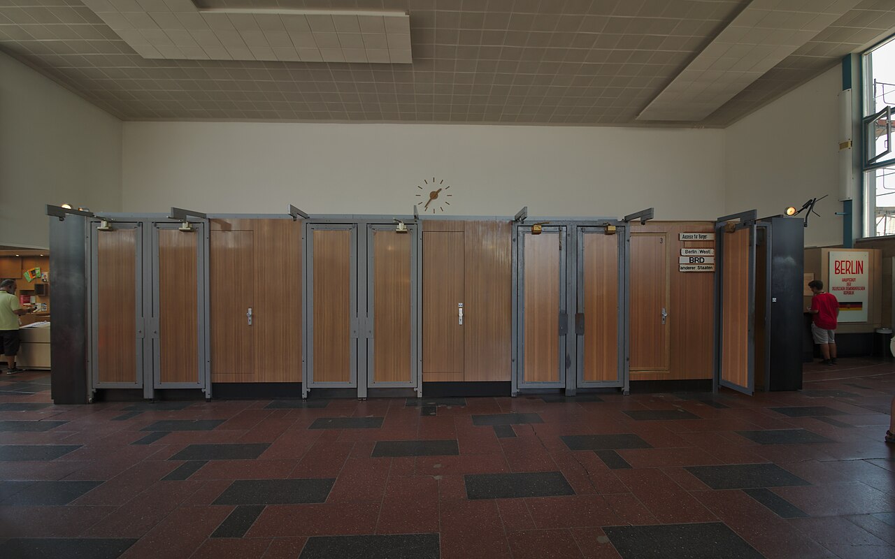 Tränenpalast (Palace of Tears): the Friedrichstraße border crossing, free museum in Berlin