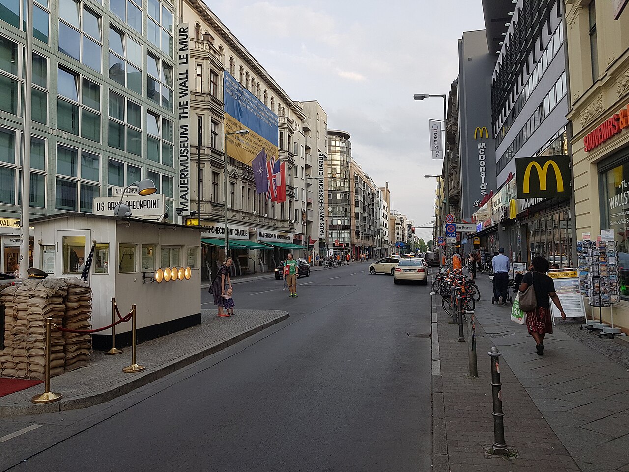 La baraque de contrôle reconstituée de Checkpoint Charlie, sur la Friedrichstraße