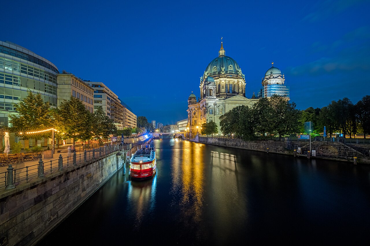 La cathédrale de Berlin illuminée au bord de la Spree