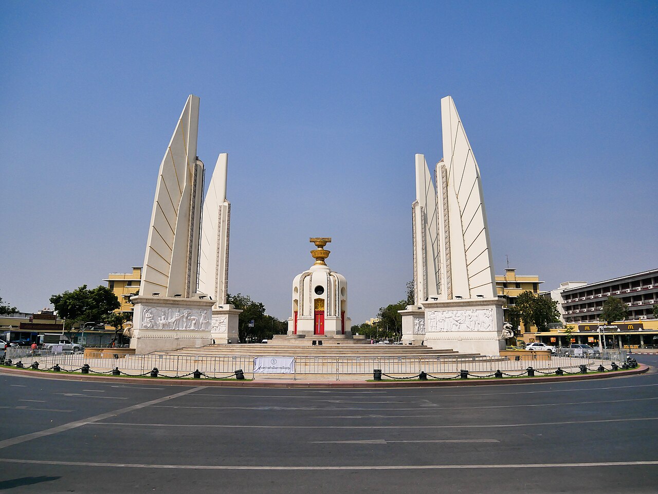 Le Democracy Monument au milieu de l'avenue Ratchadamnoen