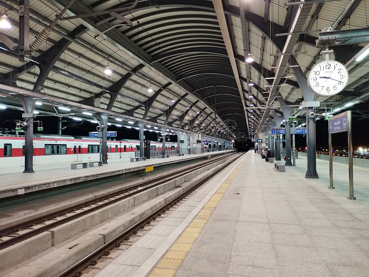 Quais de la gare Don Mueang de la ligne rouge, de nuit
