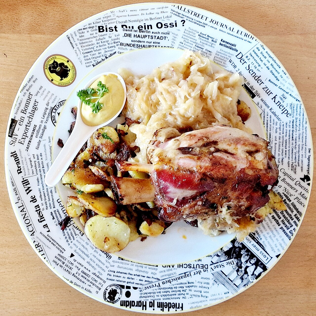 Eisbein mit Sauerkraut, Bratkartoffeln und Senf