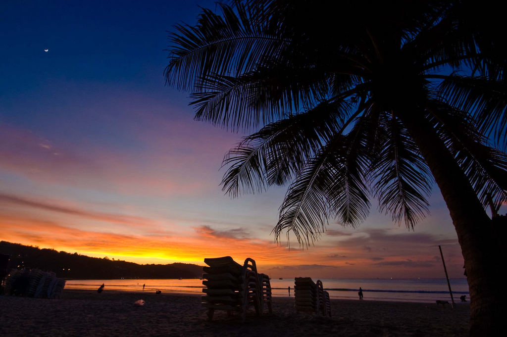 Une plage de Phuket au coucher du soleil