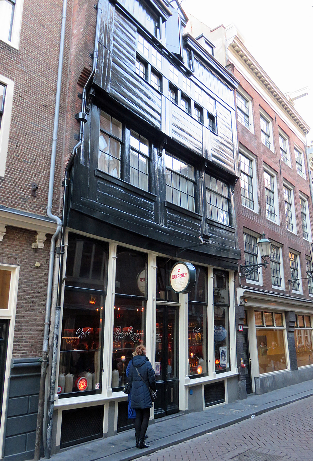 De houten gevel van In 't Aepjen, aan het begin van de Zeedijk