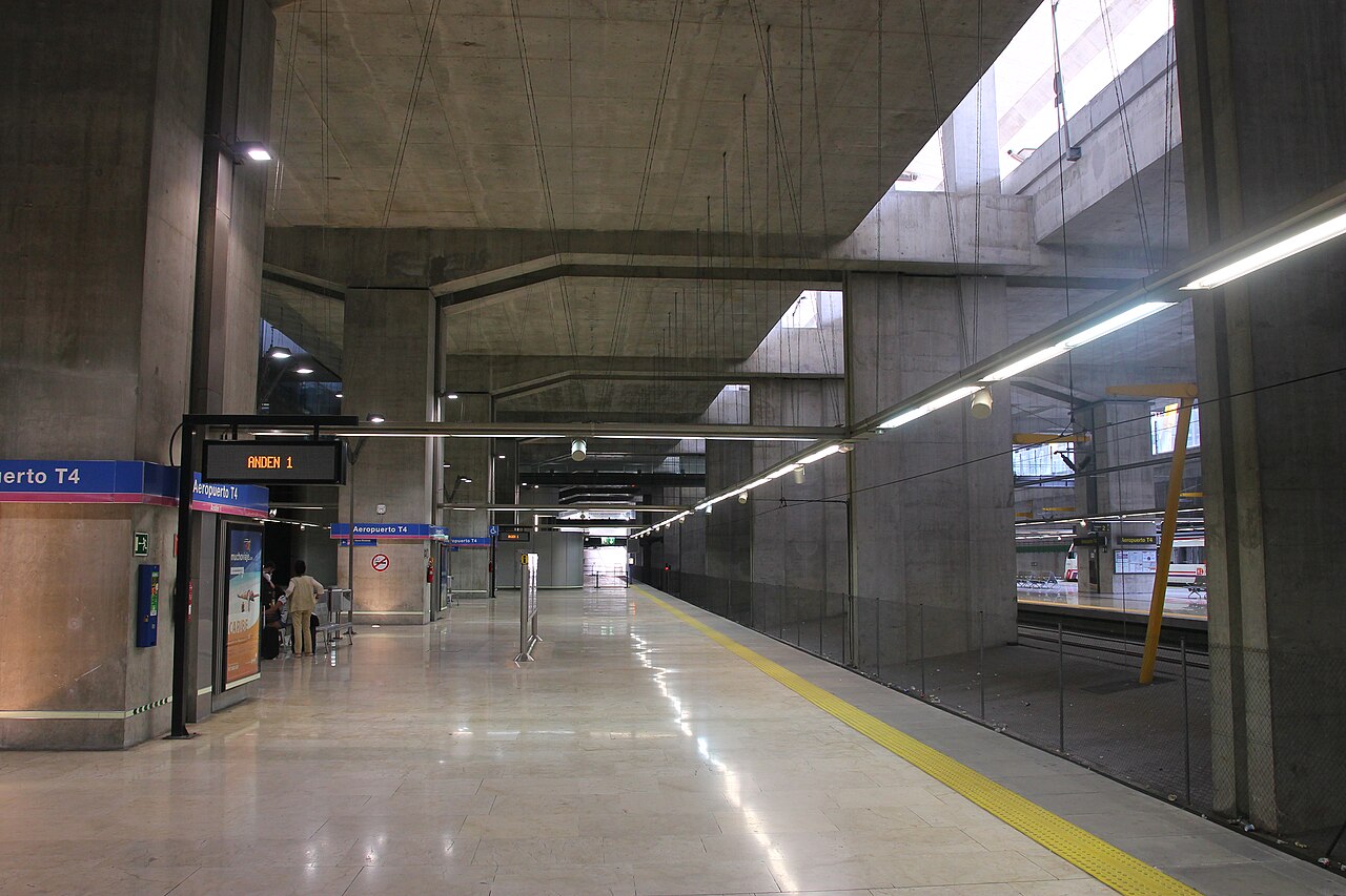 Quai de la station de métro Aeropuerto T4