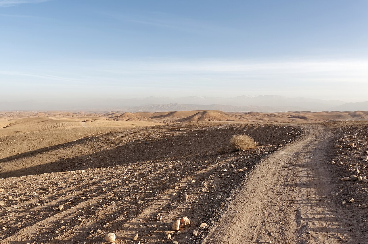 Le désert d'Agafay avec le Haut Atlas à l'horizon
