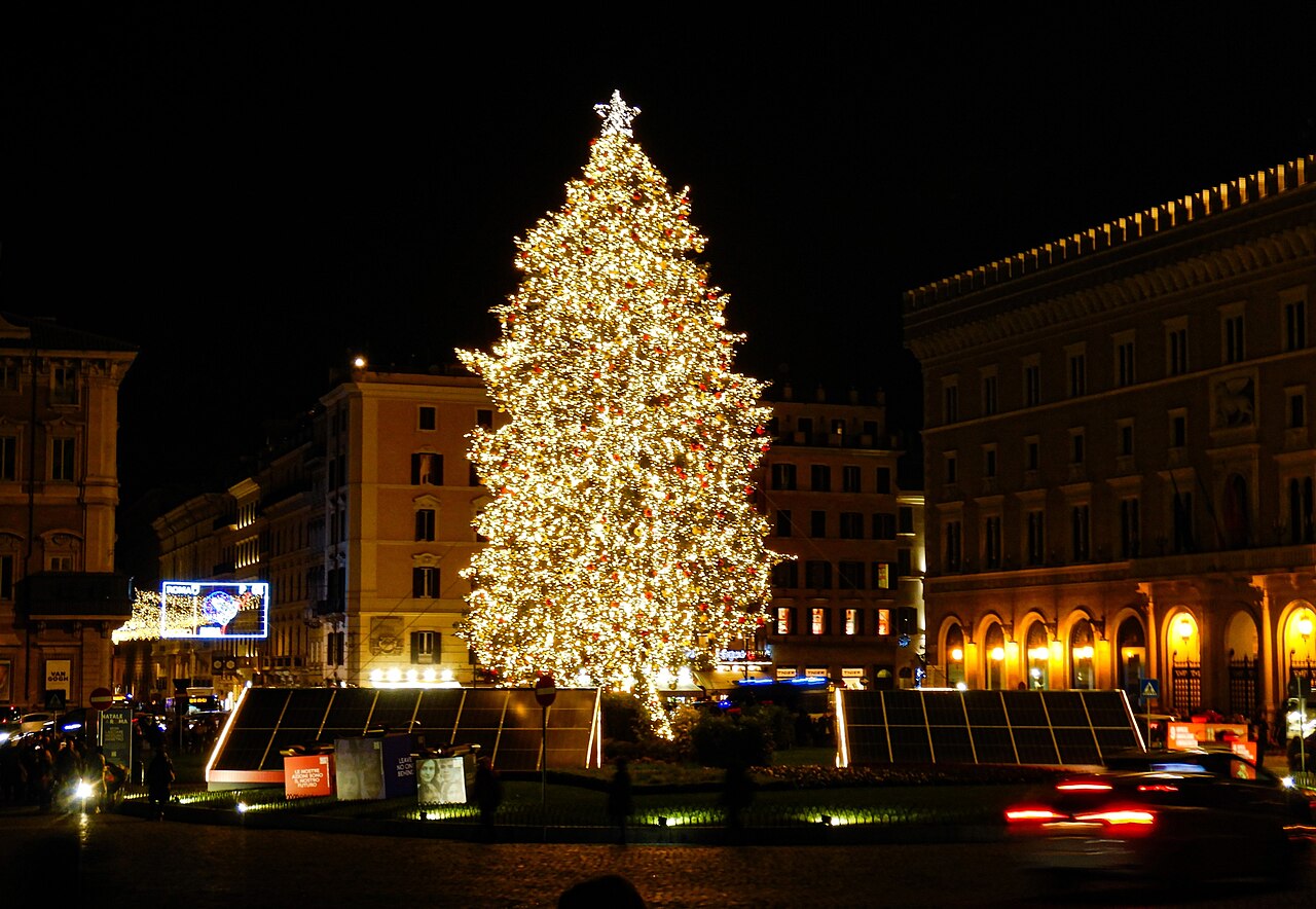 Sapin de Noël illuminé sur la place de Venise