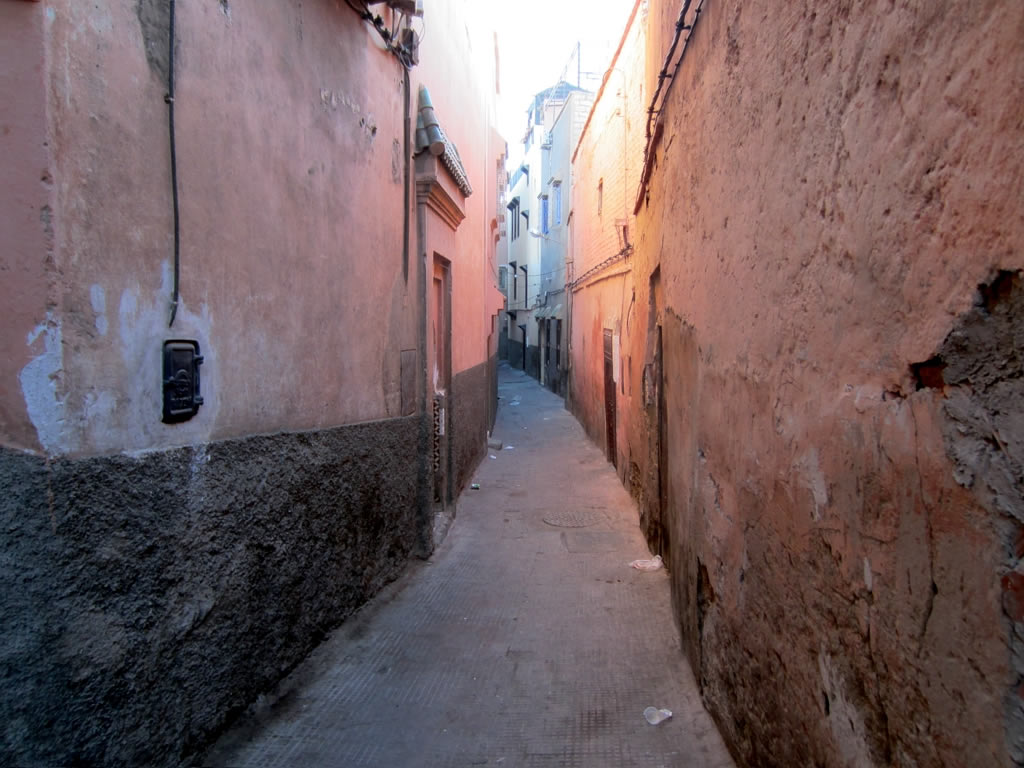 Narrow, quiet alley in the Marrakech medina