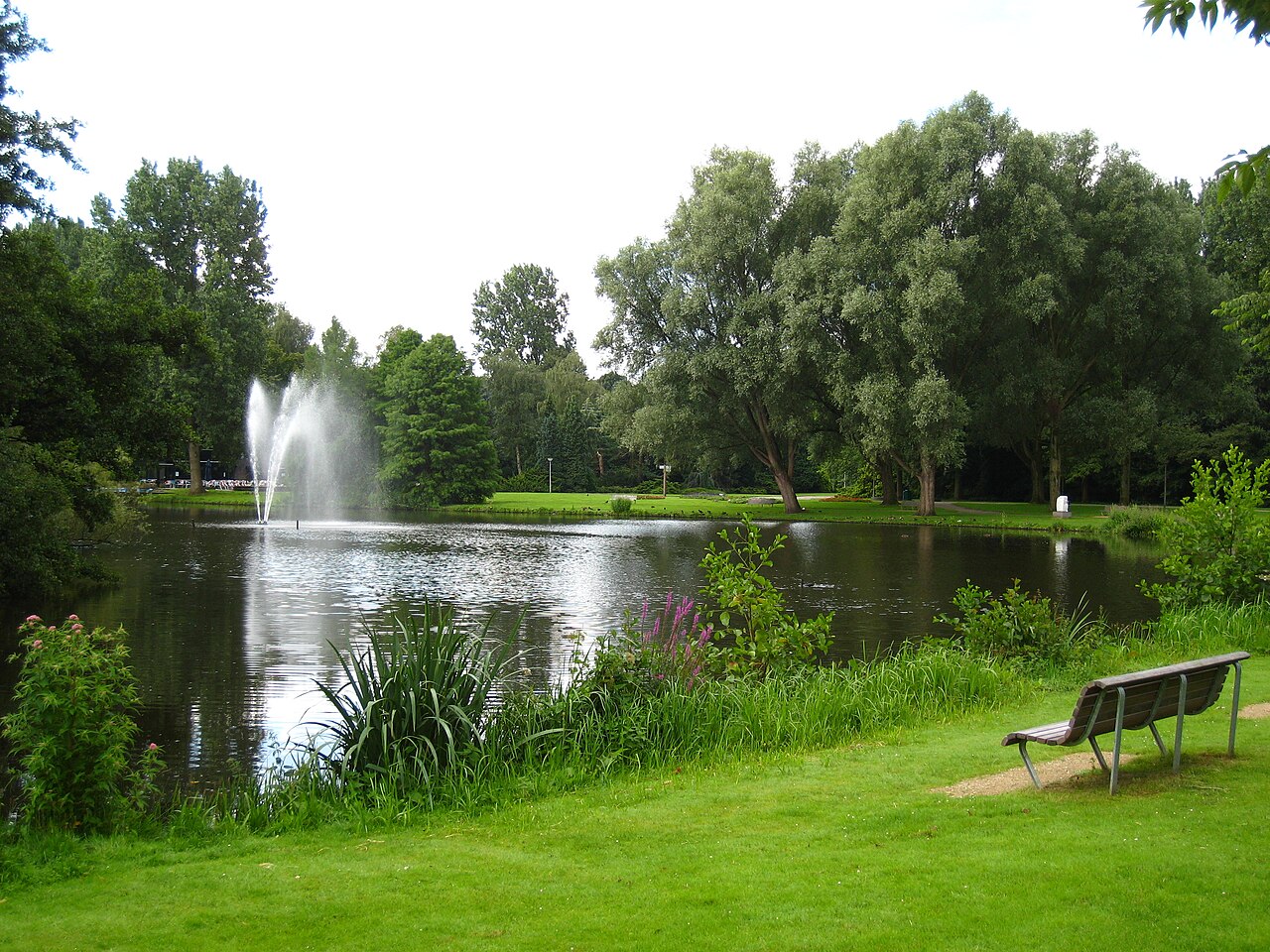 De vijver met fontein in het Amstelpark
