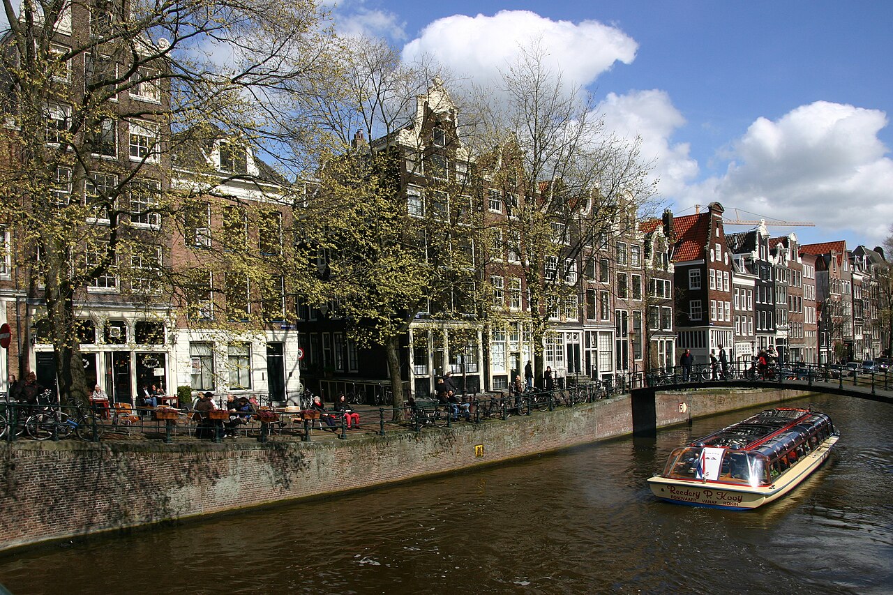 De Brouwersgracht, de noordgrens van de Jordaan