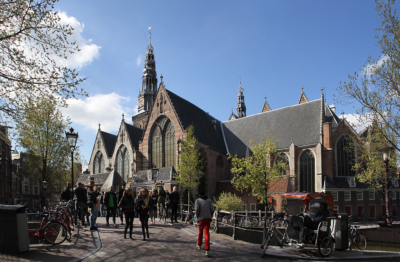 De Oude Kerk gezien vanaf het Oudekerksplein