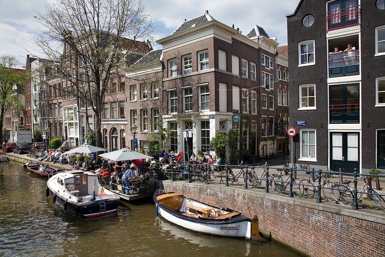 Café 't Smalle en zijn terras aan de Egelantiersgracht, in 2008