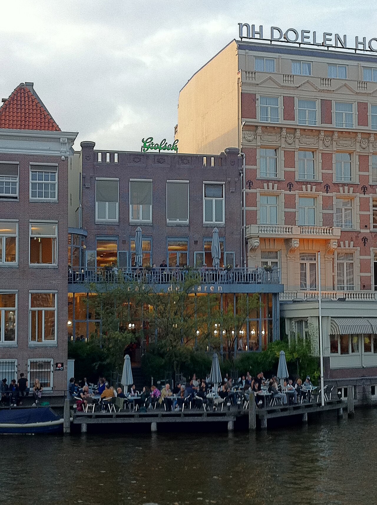 La terraza del Café de Jaren a orillas del Amstel
