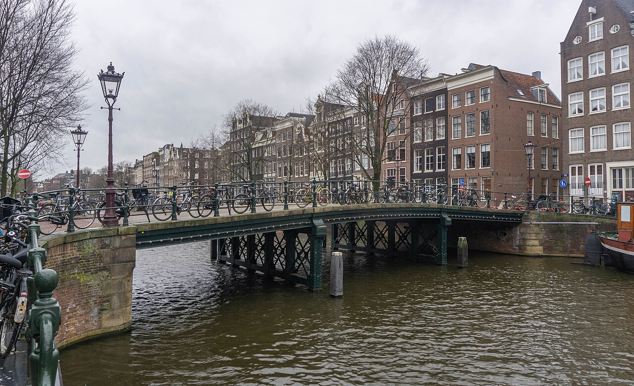 Vélos garés sur un pont au-dessus d'un canal d'Amsterdam
