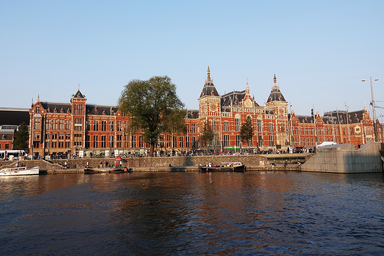 Gare centrale d'Amsterdam (Centraal) : architecture, services et accès