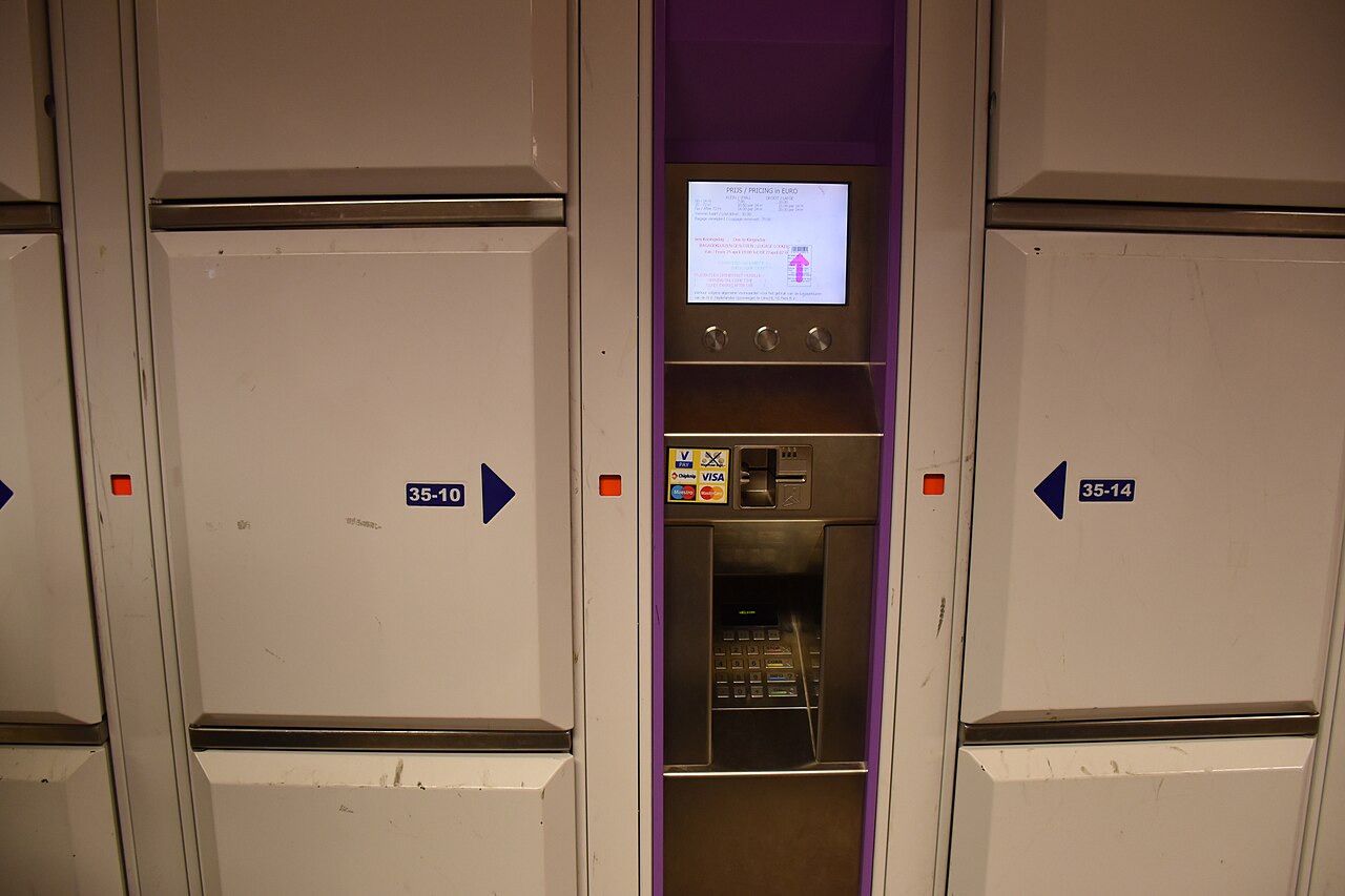 A row of NS luggage lockers with their payment screen at Amsterdam Centraal