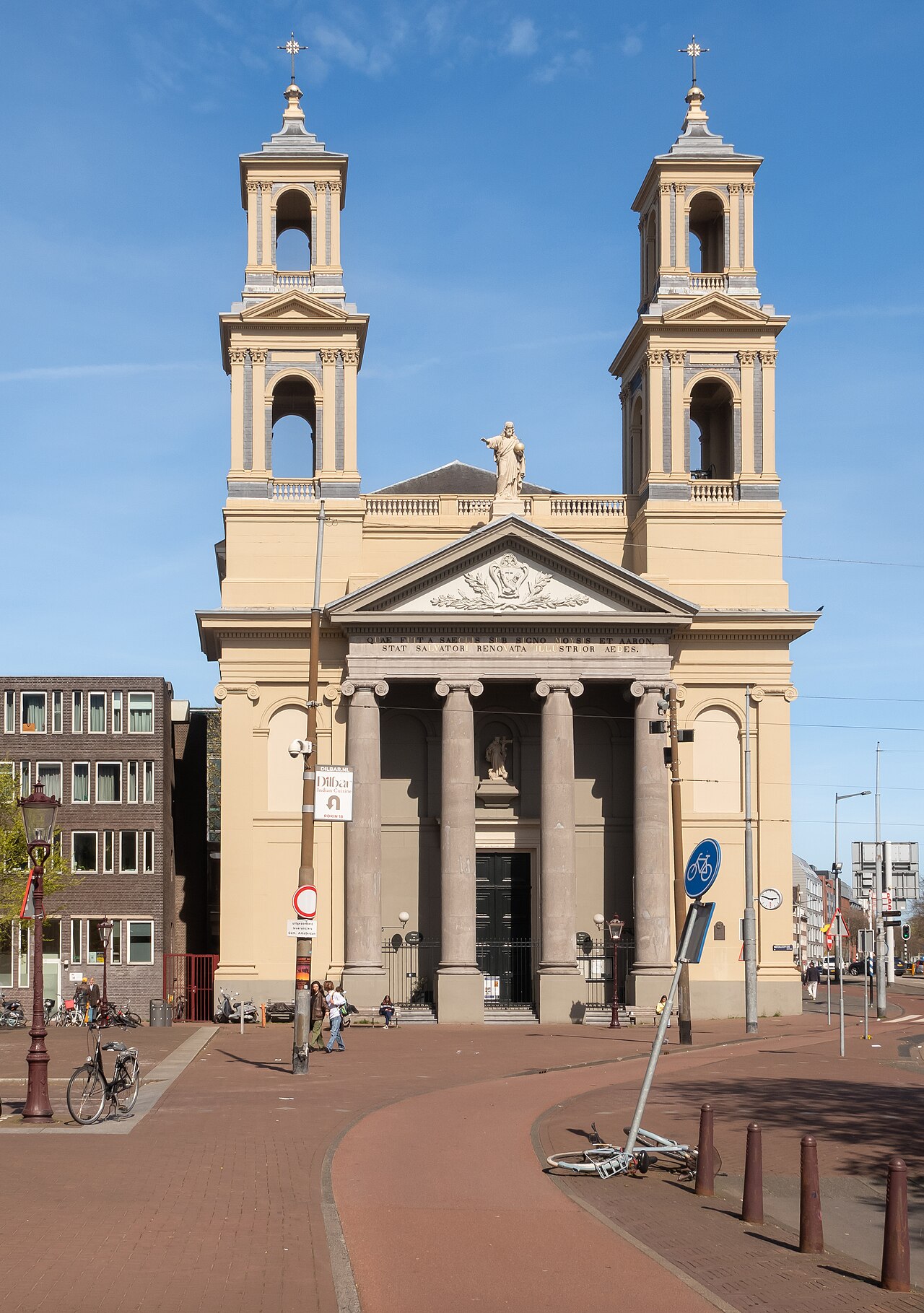 De zuilengevel van de Mozes en Aäronkerk aan het Waterlooplein