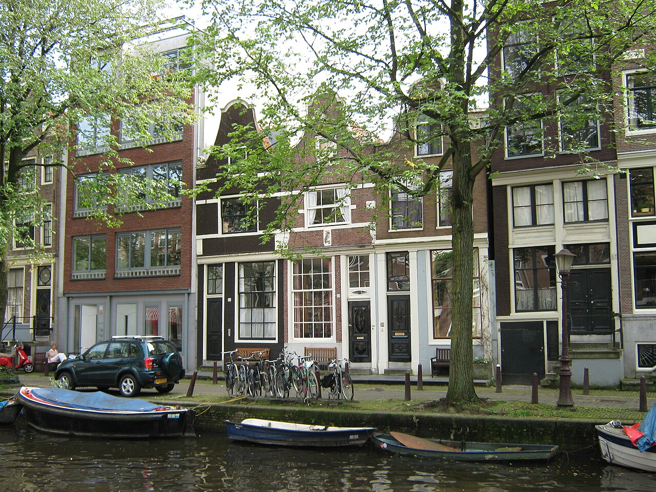 De Egelantiersgracht met huizen uit de 17e eeuw