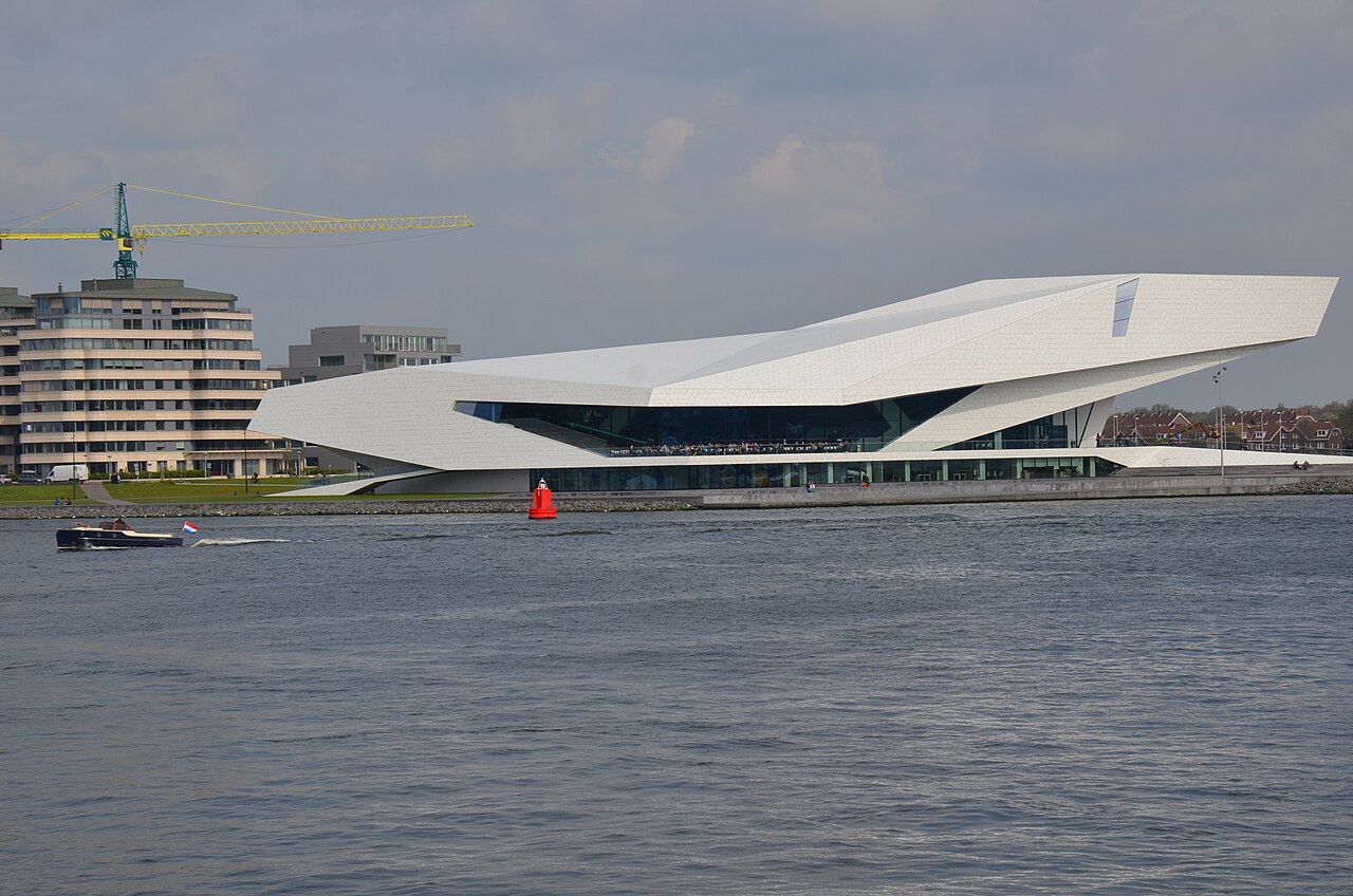 L'EYE Filmmuseum et sa silhouette blanche au bord de l'IJ