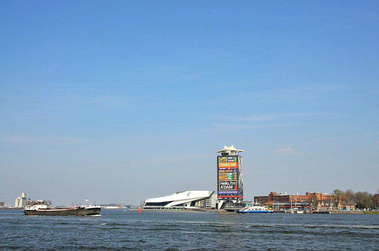 De A'DAM Toren en het witte EYE-gebouw aan het IJ, gezien vanaf het water