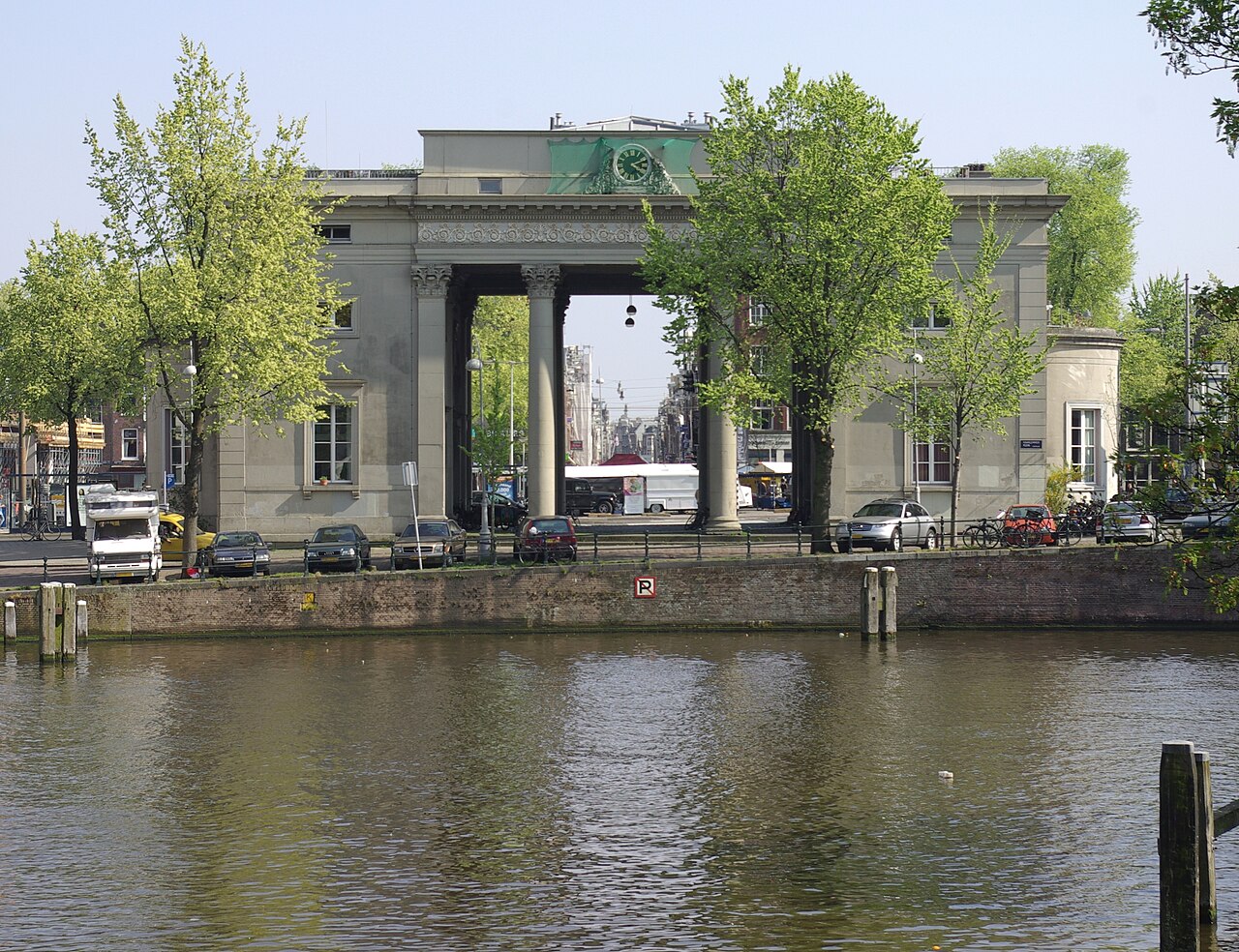 De Haarlemmerpoort, stadspoort uit 1840 aan de Singelgracht