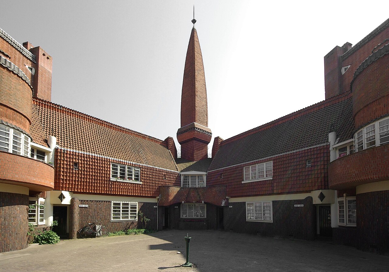 La cour et la tour