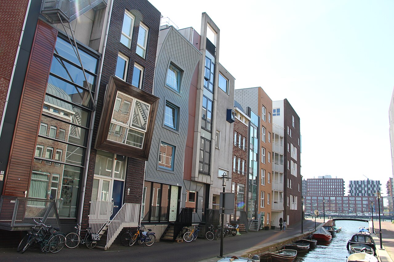 Un canal de Java-eiland bordé de maisons contemporaines