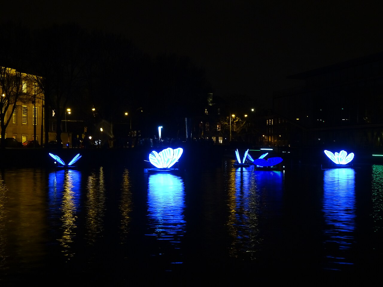 Œuvres lumineuses en forme de papillons sur un canal lors de l'Amsterdam Light Festival 2020
