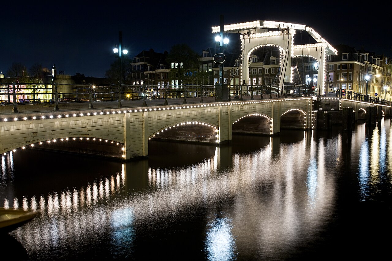 Le Magere Brug illuminé, reflété dans l'Amstel