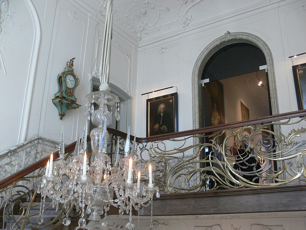 L'escalier et le lustre du musée Van Loon, sur le Keizersgracht