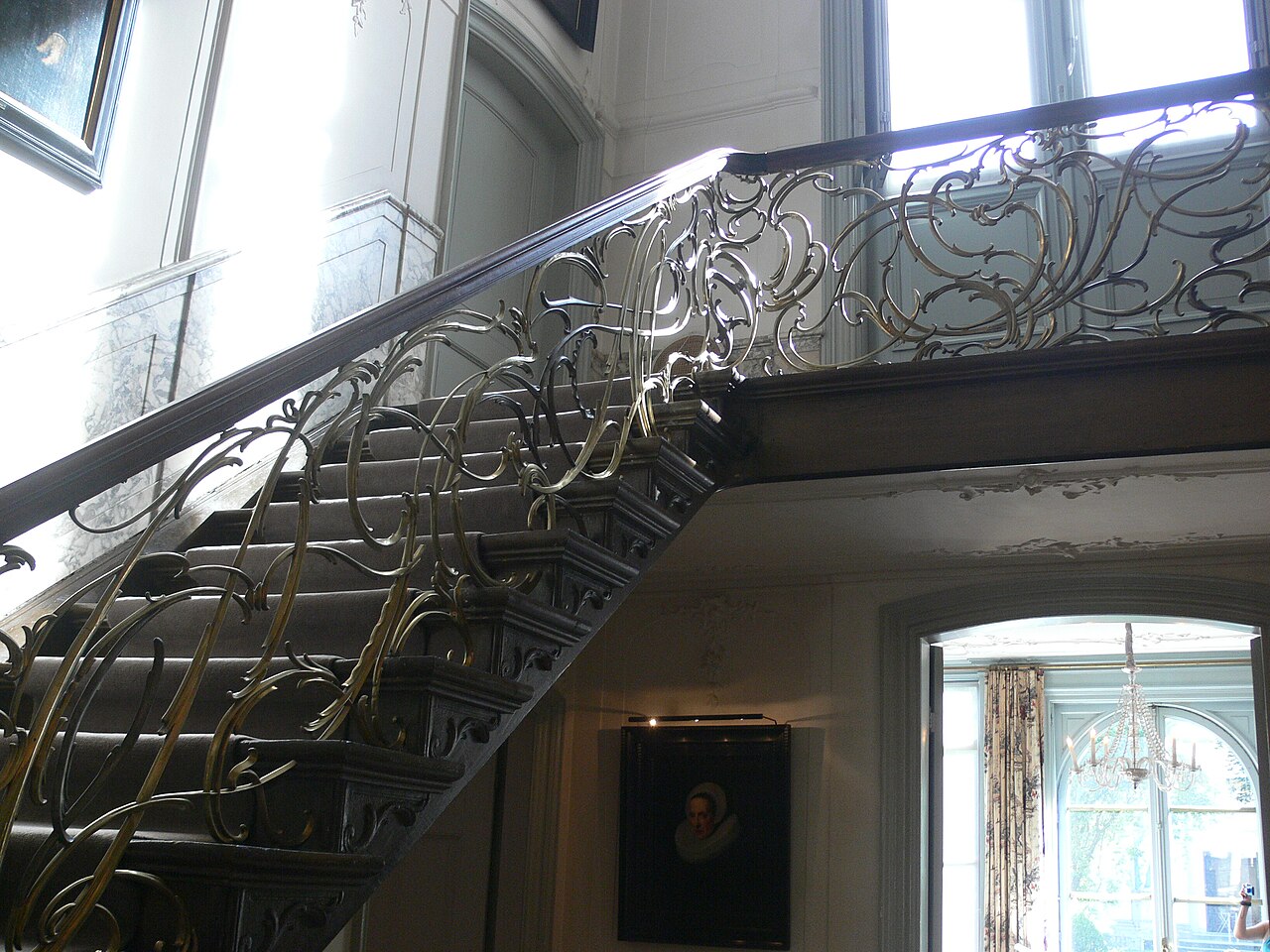 La rampe de cuivre de l'escalier du musée Van Loon