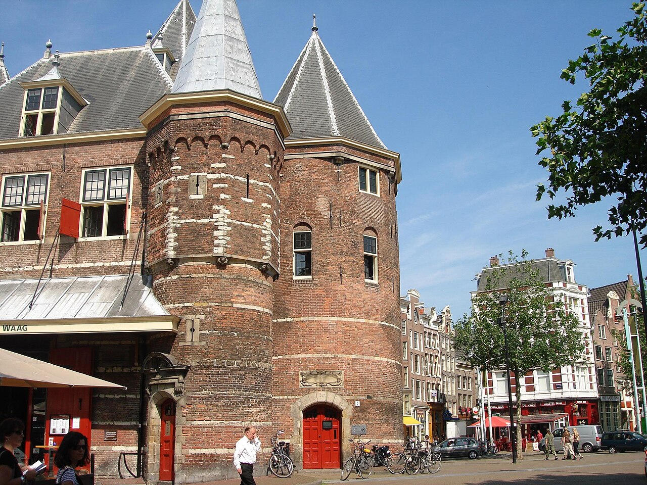 Nieuwmarkt en de Waag: de middeleeuwse stadspoort van Amsterdam