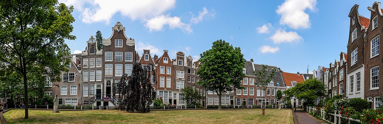 Les maisons du Begijnhof autour de la pelouse centrale
