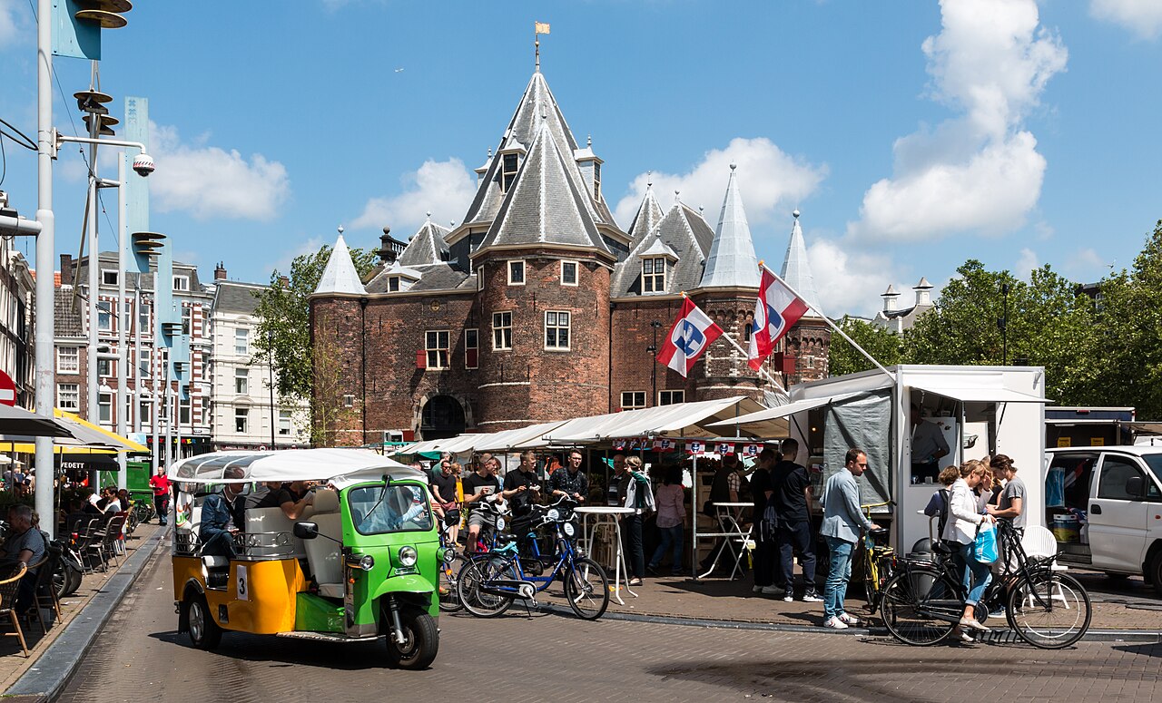 Nieuwmarkt en de Waag: de middeleeuwse stadspoort van Amsterdam