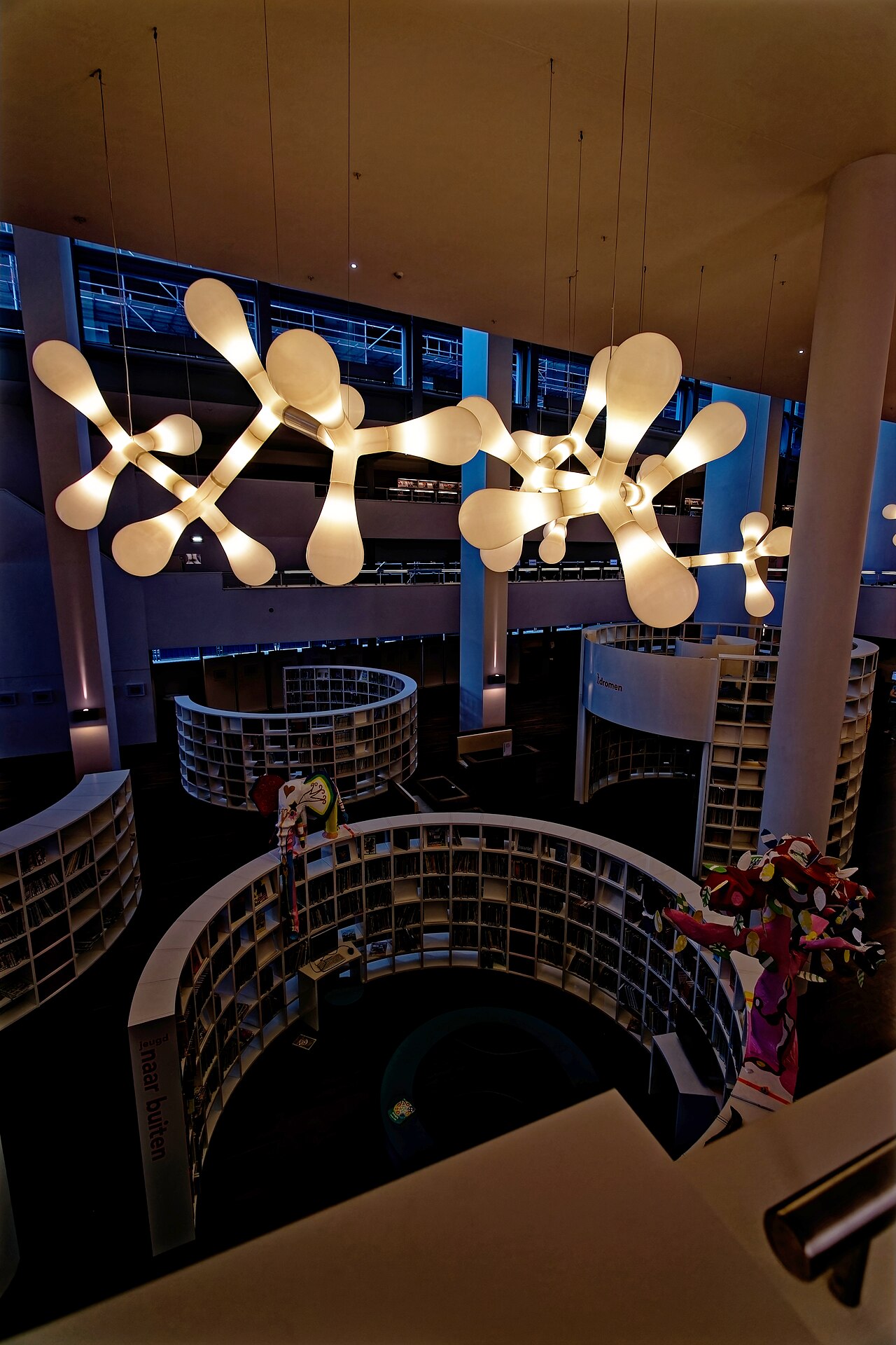 L'atrium de la bibliothèque OBA Oosterdok et ses rayonnages arrondis