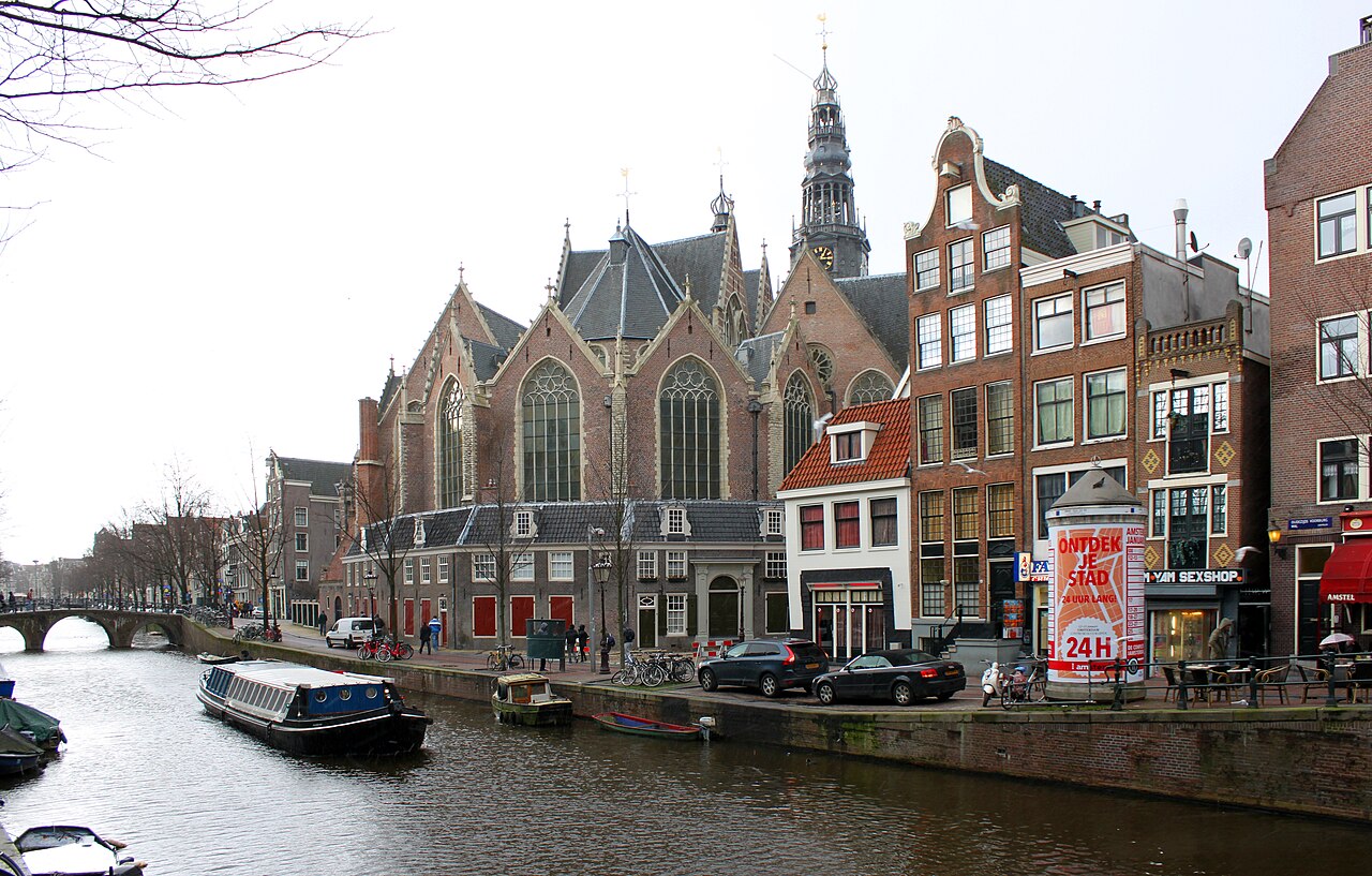 L'Oudezijds Voorburgwal et la Oude Kerk, au cœur du quartier rouge