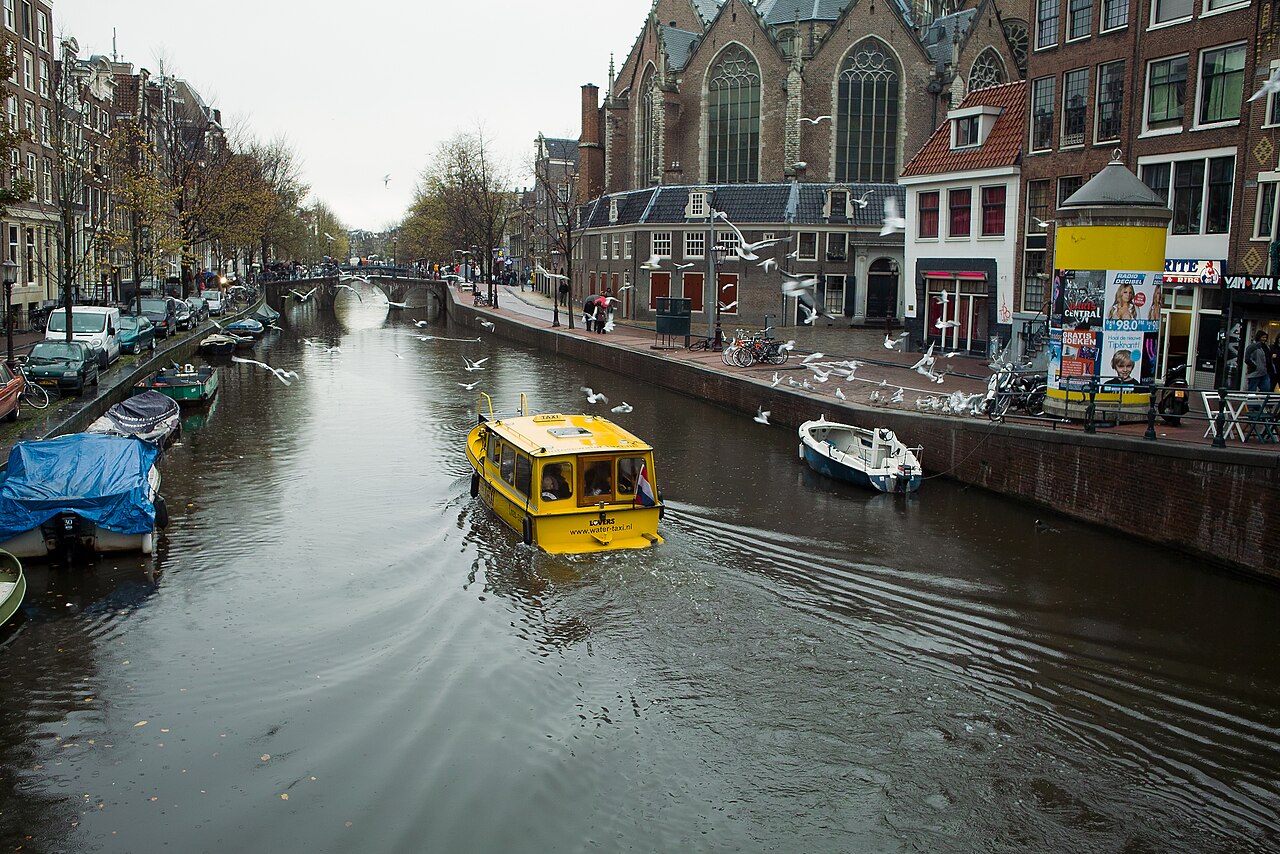Yellow water taxi on the Oudezijds Voorburgwal