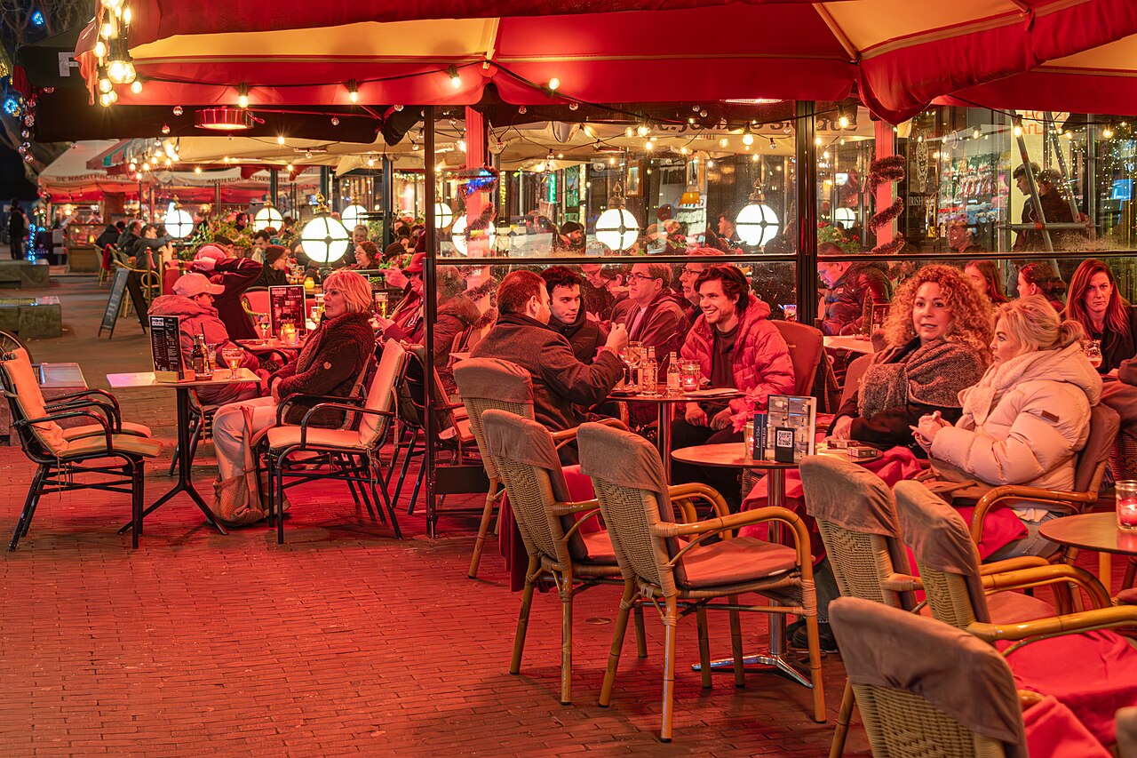 Terrasses éclairées le soir sur le Rembrandtplein