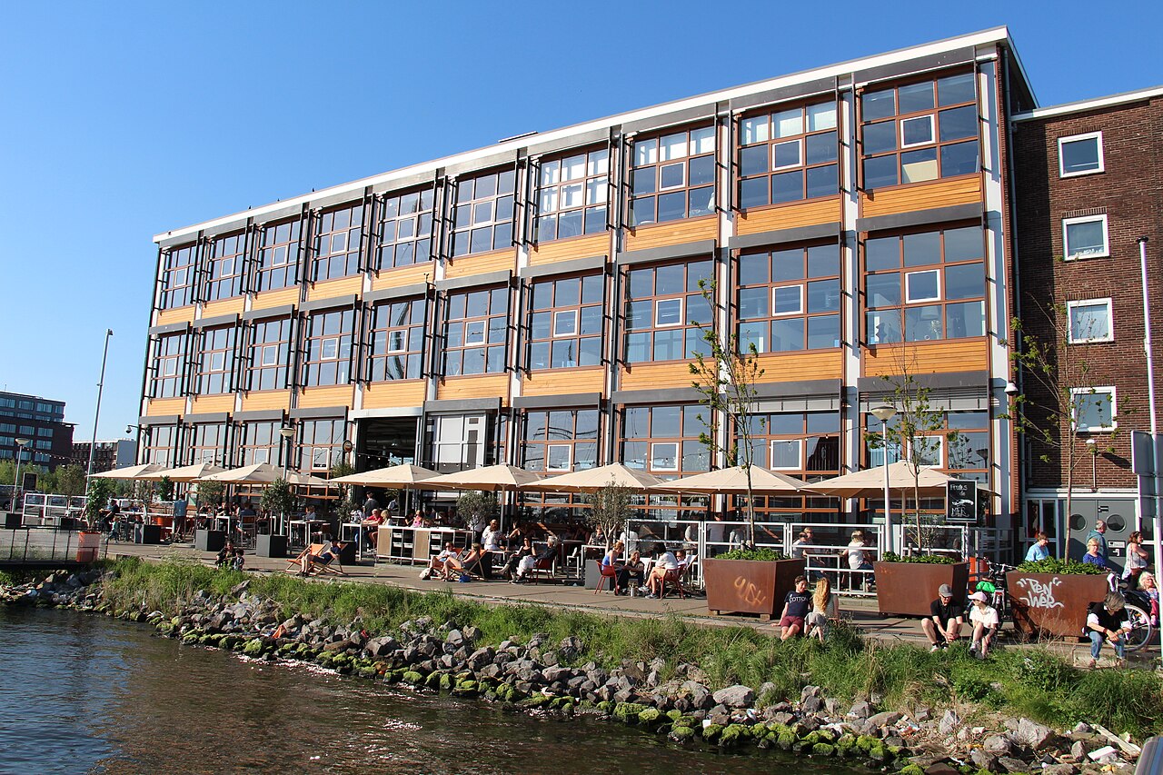 Una terraza a orillas del IJ, en Amsterdam-Noord