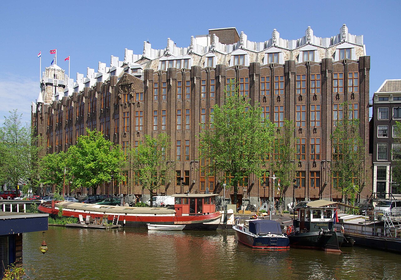 Het Scheepvaarthuis, het eerste gebouw van de Amsterdamse School, aan het water