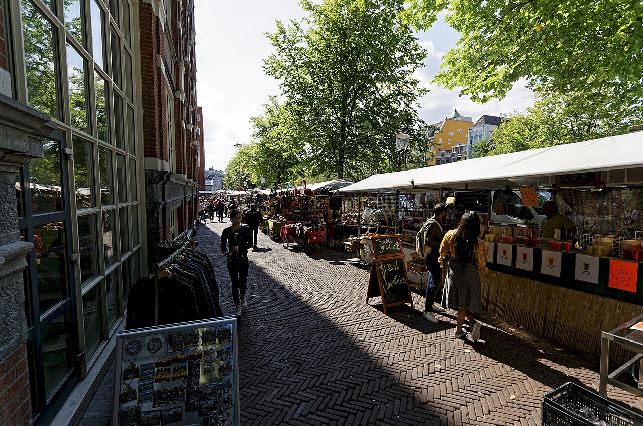 De kramen van de Waterloopleinmarkt aan de kant van de Zwanenburgwal