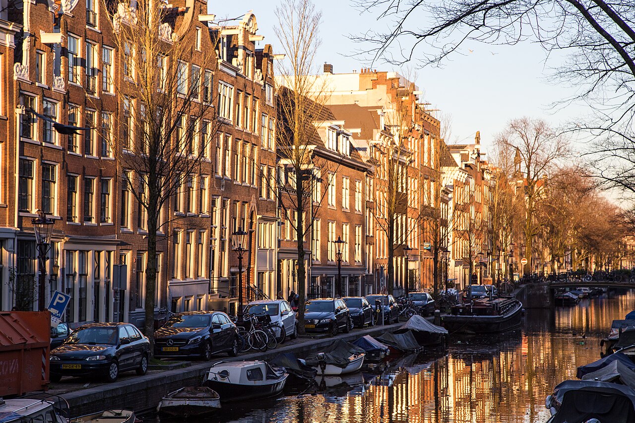 Maisons de canal éclairées par le soleil couchant