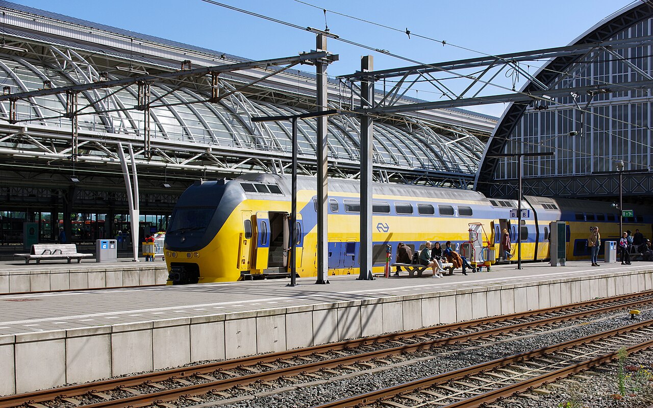 Un tren de dos pisos de NS en un andén de la estación central de Ámsterdam