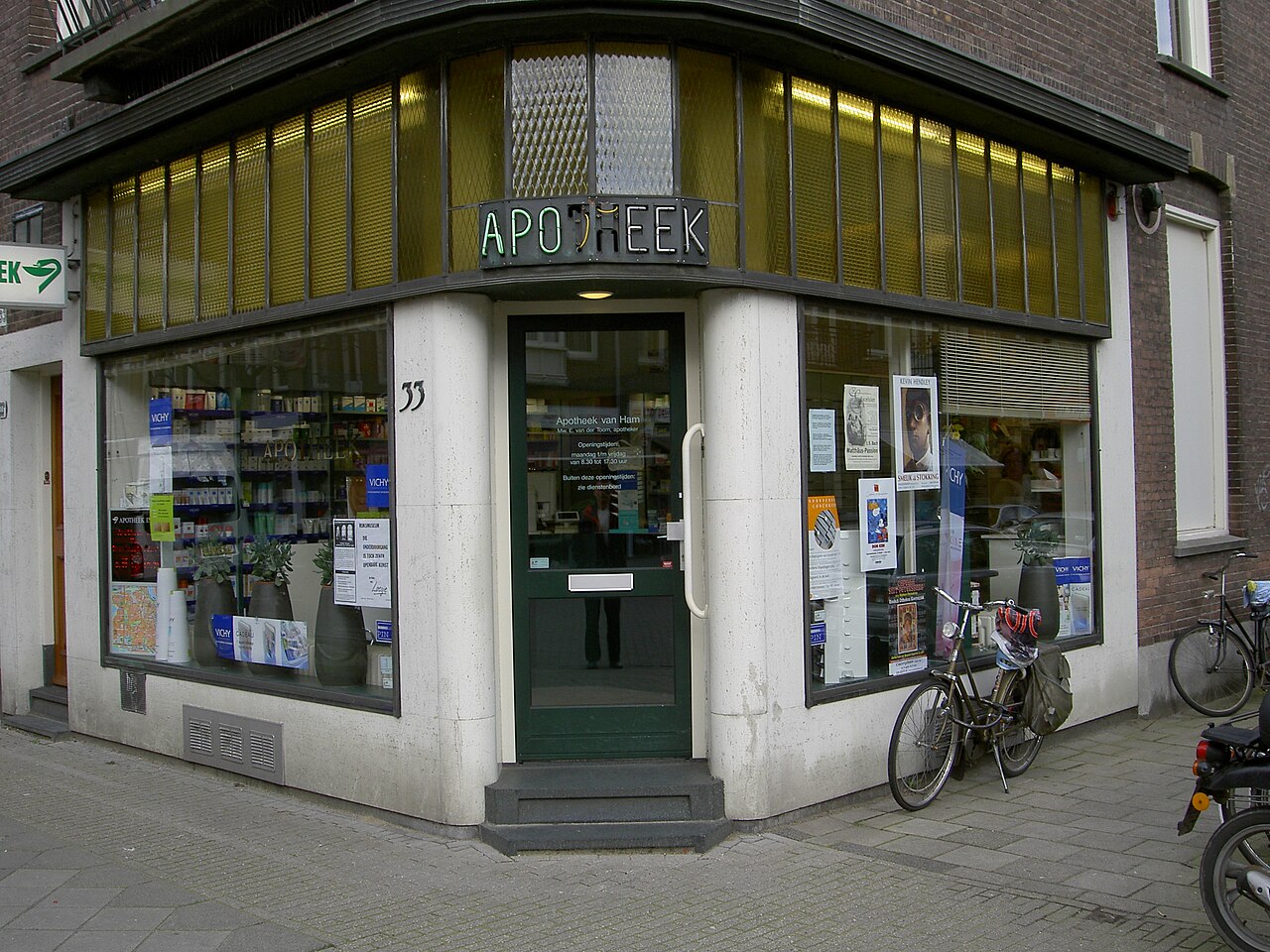 Façade d'une apotheek de quartier à Amsterdam